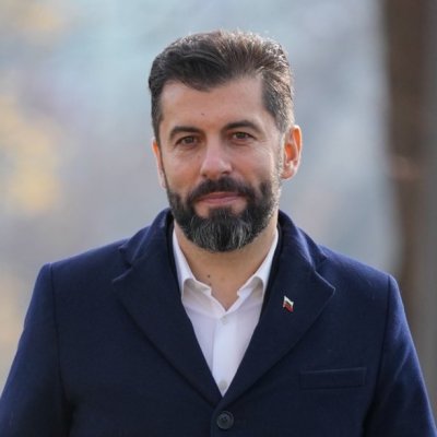 Дъщерята на Кирил Петков се дипломира 