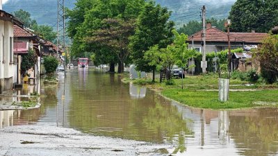 Прелели реки евакуирани хора бедствено положение и десетки сигнали за