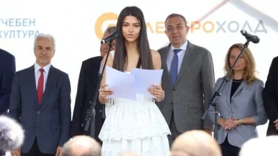 Правнучката на Тато блесна на "Знаме на мира" (СНИМКИ)