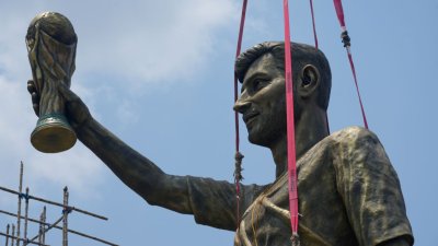 В далечна Индия: Демонтираха статуята на Меси
