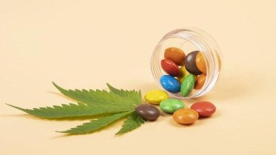 Непълнолетен получи 20 пратки с марихуана, хашиш и канабисови бонбони
