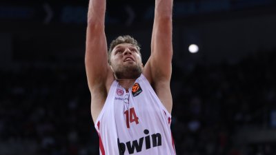 Александър Везенков отбеляза 16 точки и спечели пет борби а