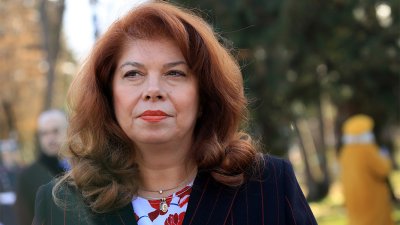Илияна Йотова информирана за дупката в бюджета