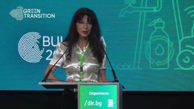 Жената на Станишев остро: Радев е амбициозен, но новата власт бяга от диалог 