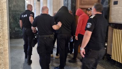 Оставиха в ареста петима от наркодилърите от &bdquo;Дружба&rdquo;