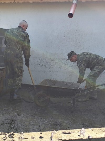 Армията помага за наводнените села в Сливенско 