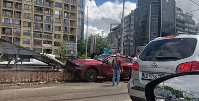 Кола се размаза в подлез на бул. "България" в София (СНИМКИ)