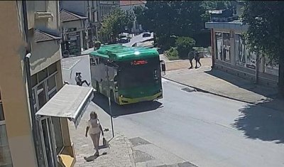 Мъжът, ритал с дете на ръце електробус в Хасково, е в болница