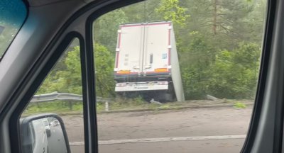 Тир изхвърча в канавка на магистрала "Хемус" (ВИДЕО)