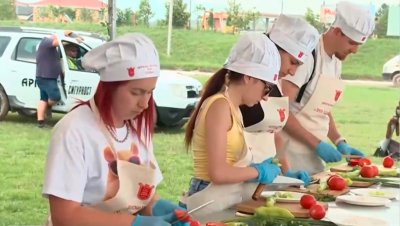 Кметът на Елин Пелин пак гони рекорди: Забъркаха 360-килограмова шопска салата (ВИДЕО)