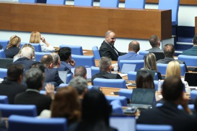 На първо четене: Парламентът прие промените на ПБ в Закона за дълга