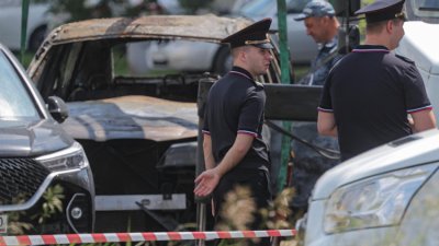 Кола с поставена бомба избухна край Москва, има жертва