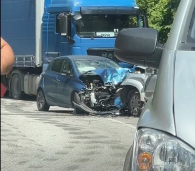 Един е загинал, а двама са ранени при челен сблъсък край Нареченски бани