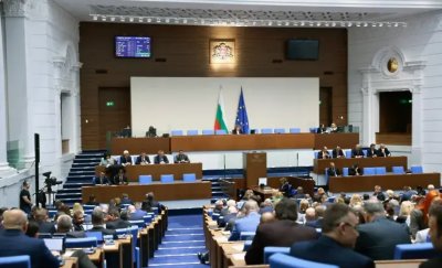 С мълчаливо примирение: Депутатите си замразиха заплатите 