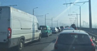 Автобус се запали на Аспаруховия мост във Варна