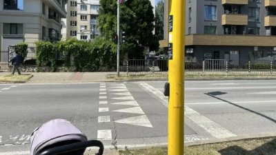 Светофар остави пешеходци да чакат над 10 минути на оживен булевард в София