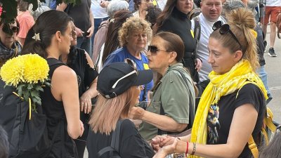 Протестиращи излязоха в подкрепа на близките на загиналите на Петрохан