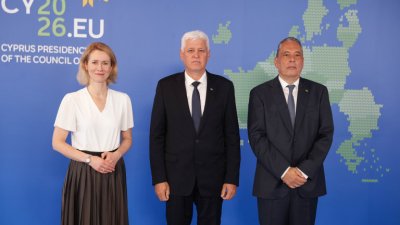 Военният министър иска рамо за малките и средни предприятия в отбраната