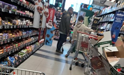 Грижовен татко! Синът на Васил Божков на пазар с децата (СНИМКИ)