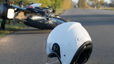 Моторист се е блъснал в лек автомобил на изхода на