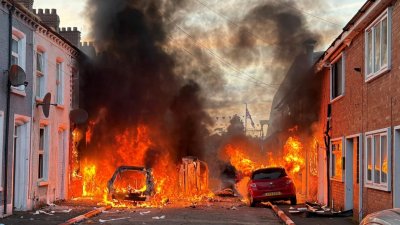 Белфаст гори: Опожариха къщи и коли заради нападението от мигрант (СНИМКИ)