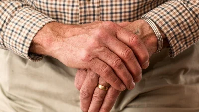 Измамиха 91-годишен дядо на улица в Сливен с хиляди евро и долари