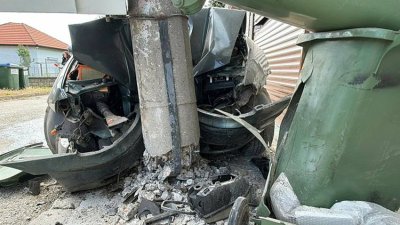 15-годишният взел колата от баща си, рязали я, за да ги извадят