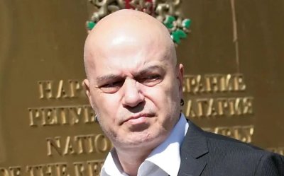Лидерът на несъществуващата партия Има такъв народ Слави Трифонов проявява