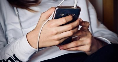 Забраняват социалните мрежи за деца под 16 години на Острова