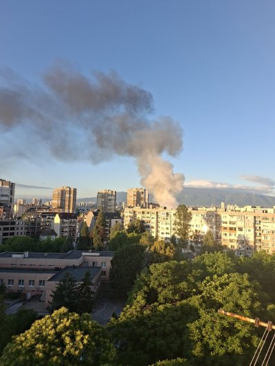 Огромен пожар избухна в столичния квартал "Надежда" (ВИДЕО)