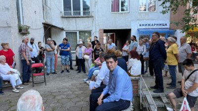 Жители на "Белите брези" скочиха на протест срещу небостъргачи на бул. "България"