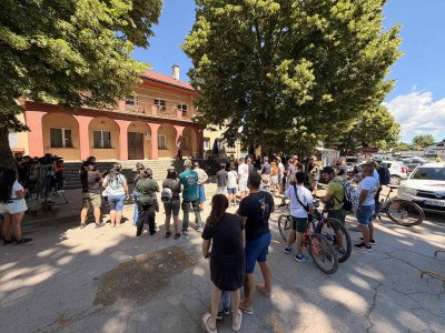 В Лесново излязоха на протест срещу прегазеното детско колело заради шепа череши