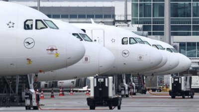 Доставките на авиационно гориво за летищата в София Варна и