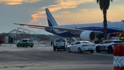 Боинг 777 се разпори при сблъсък с радарен стълб в Анталия (ВИДЕО)