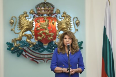 Йотова: Палежът на дипломатически автомобили в Скопие е недопустимо посегателство