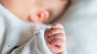 Двустранна пневмония и вродена сърдечна малформация са установени при аутопсията