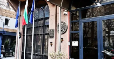 Първо в Lupa.bg: Запалиха коли на посолството ни в Скопие
