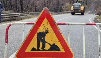 Свлачище затруднява движението по пътя между Малка Арда и Баните