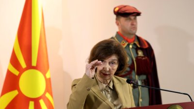 Силяновска-Давкова се върна в РСМ и почна да сипе огън и жупел срещу България