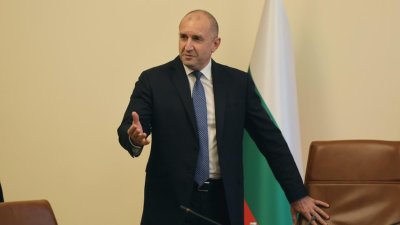 Радев: Минималната заплата няма да бъде замразявана тази година