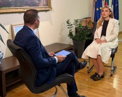 Нова странна визия: Велислава Петрова се покри с летен демоде костюм и зимни обувки 