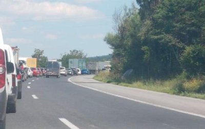Шофьор помете трима служители на АПИ, които чистели храсти край Ботевград