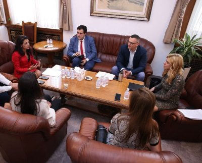 Шефката на парламента цъфна в НС с дантелен минижуп
