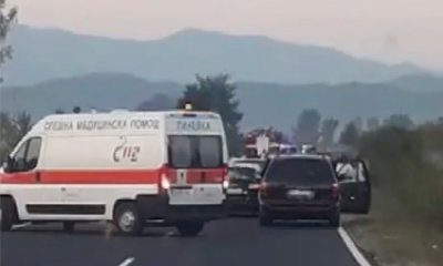 Служителите на АПИ, пометени от шофьор край Ботевград, остават в болница