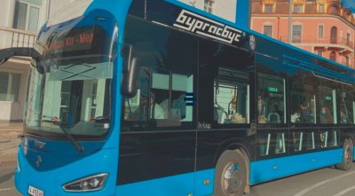 Агресивна бургазлийка нападна кондукторка, накарала внучка си да снима
