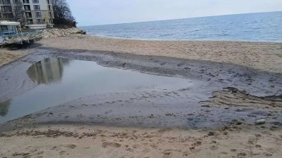 Мазутно чудовище се разля по плажовете на Черноморието