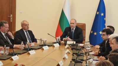 Премиерът Румен Радев обяви че американските самолети цистерни напускат гражданското летище в