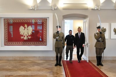 Полският президент Карол Навроцки заяви че е решил да лиши