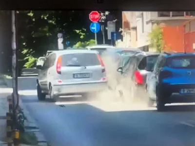 Шофьор на градус помля паркирани коли на три сватби, плаши с пистолет