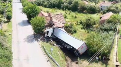 Тир се вряза в къща в Монтанско